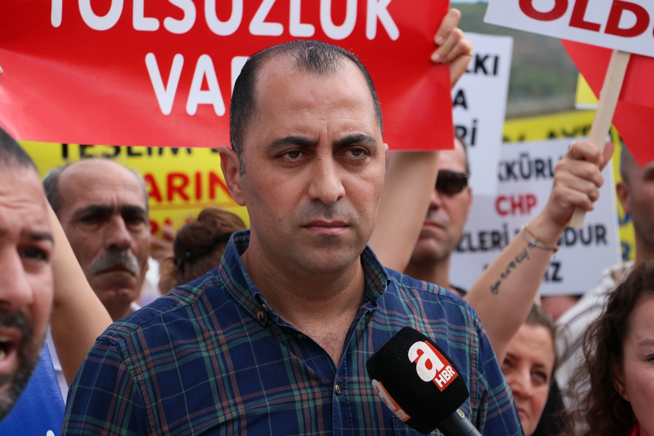 İzmir'de kentsel dönüşüm projesi hak sahipleri yol keserek eylem yaptı