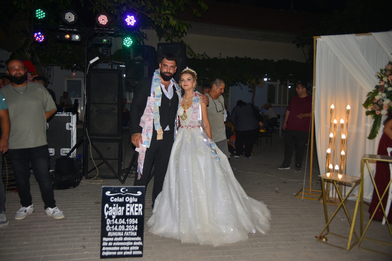 Balıkesir'de mezar taşı işi yapan mermerci esnafa düğününde esprili hediye