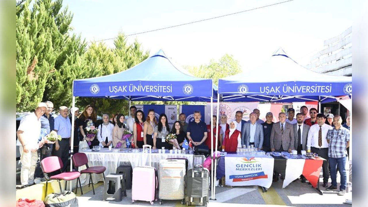 Üniversitenin Yeni Öğrencilerini Protokol Otogar’da Karşıladı