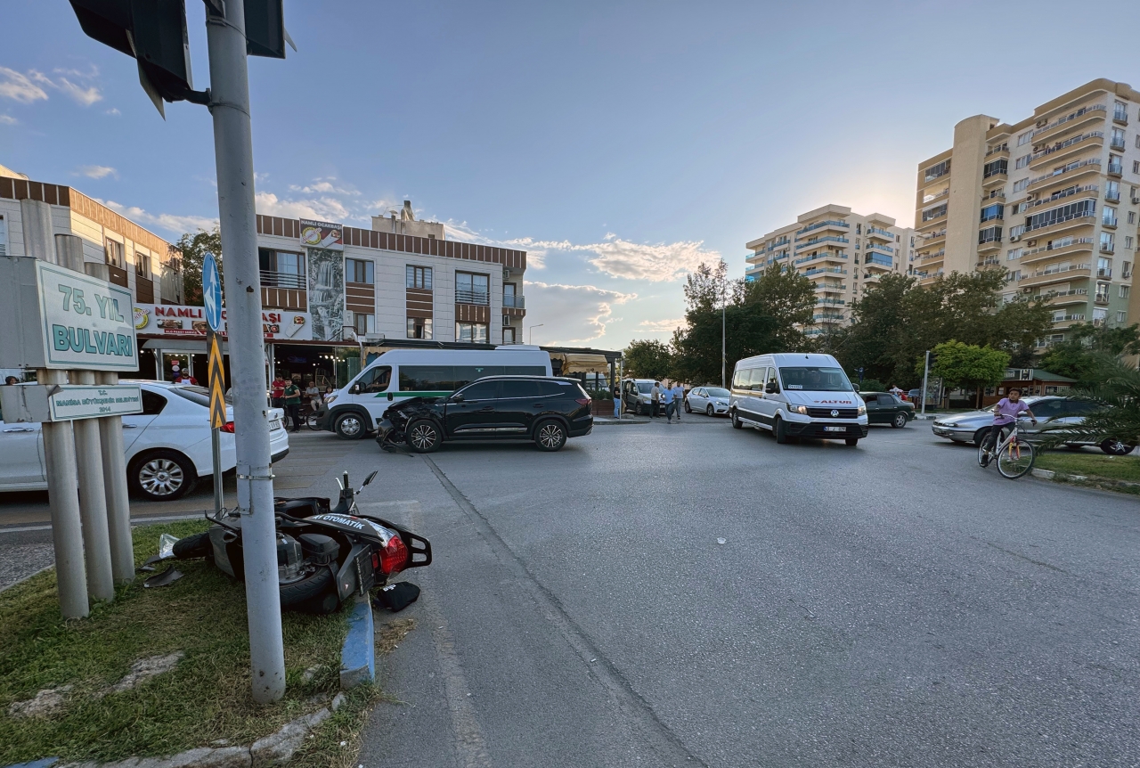 Manisa'da ciple çarpışan motosikletteki iki kişi yaralandı