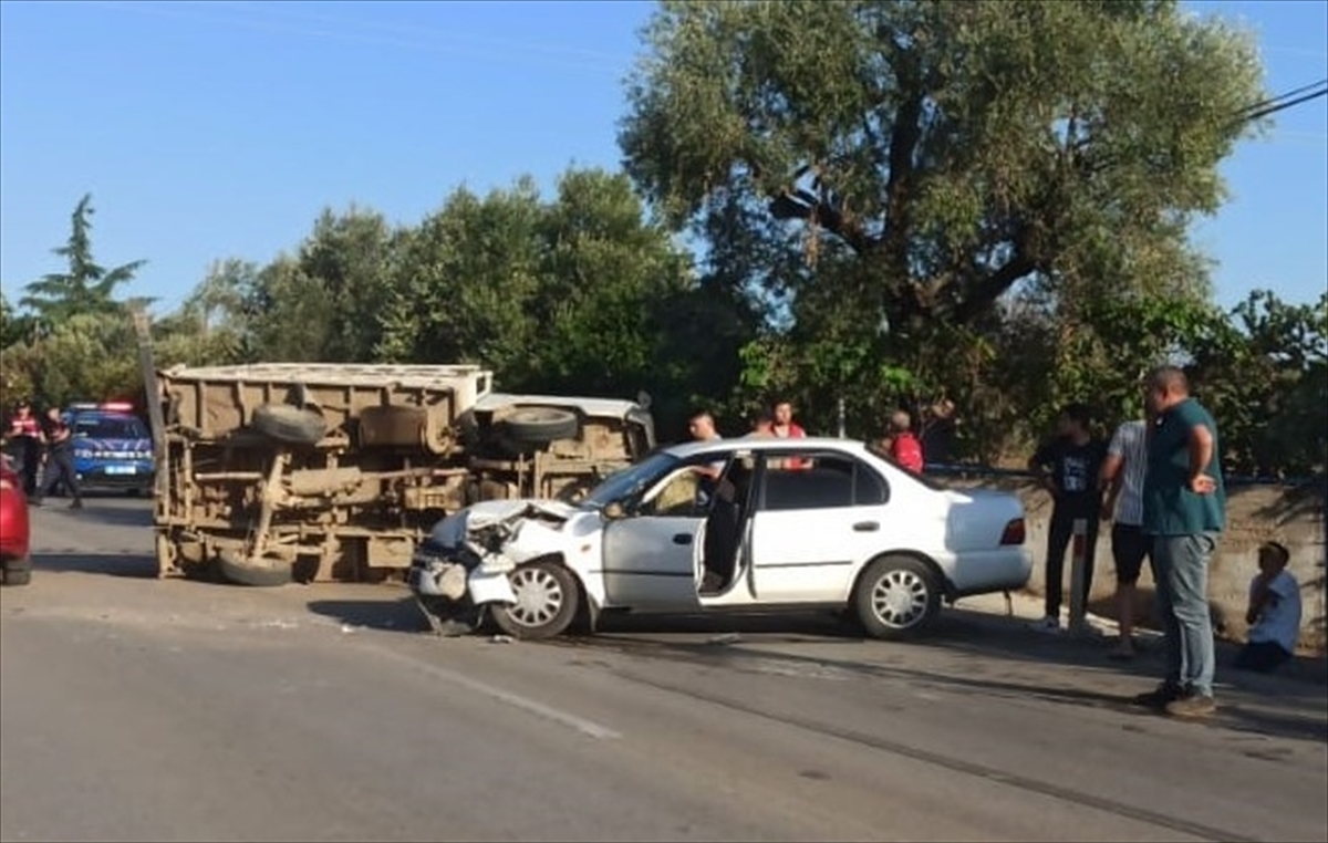 İzmir'de kamyonet ile otomobilin çarpıştığı kazada 2 kişi yaralandı