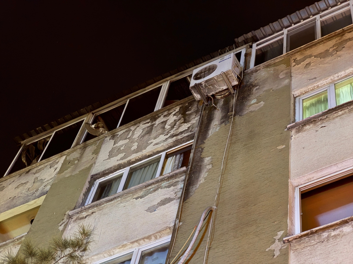 Apartmanın çatısında çıkan yangında yaklaşık 100 güvercin telef oldu