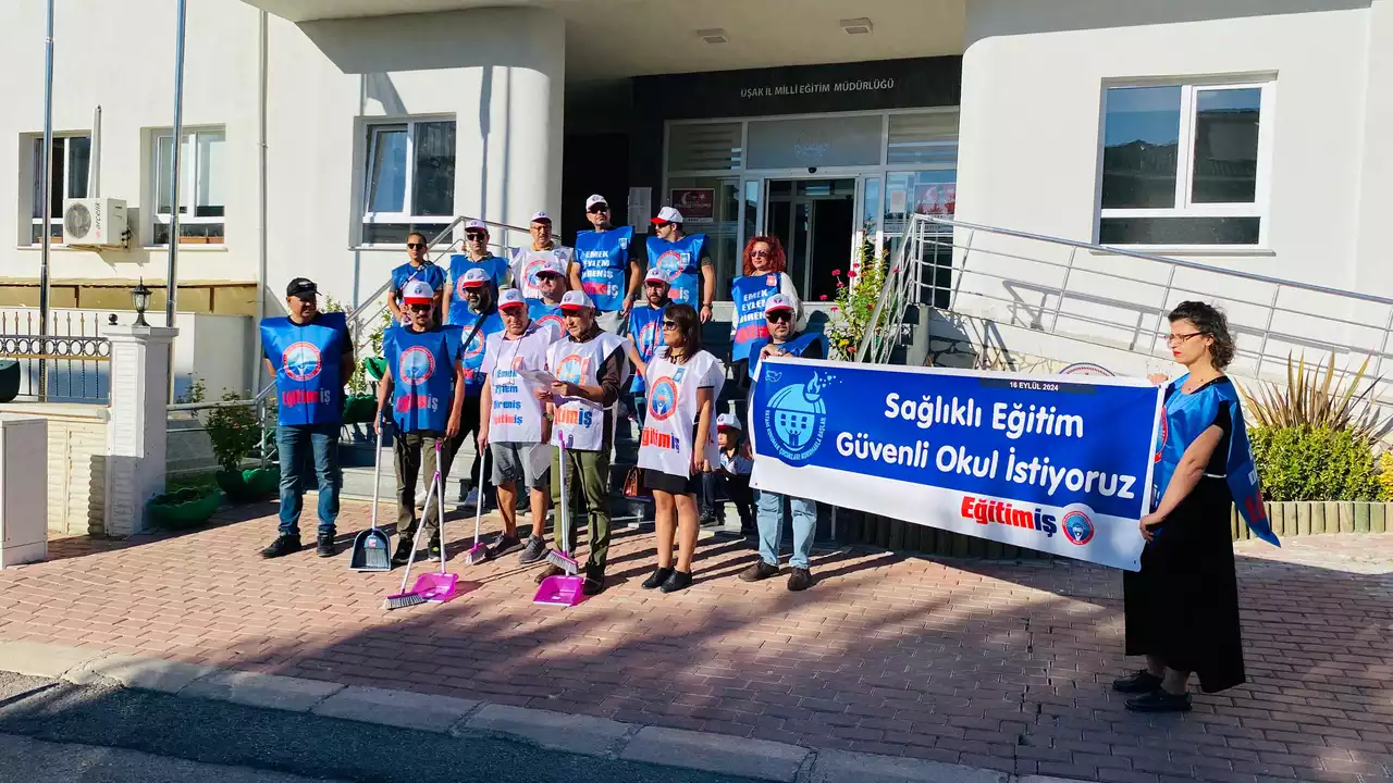 Eğitimciler Uşak’ta Faraşla Fırçayla Eylem Yaptılar