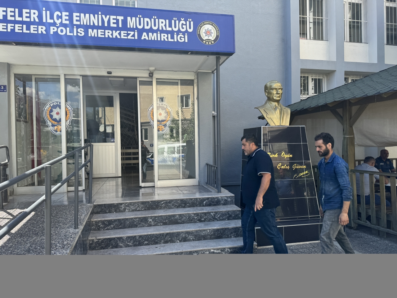 Suriyeli kağıt toplayıcı, çöpte bulduğu 500 bin lirayı sahibine teslim etti