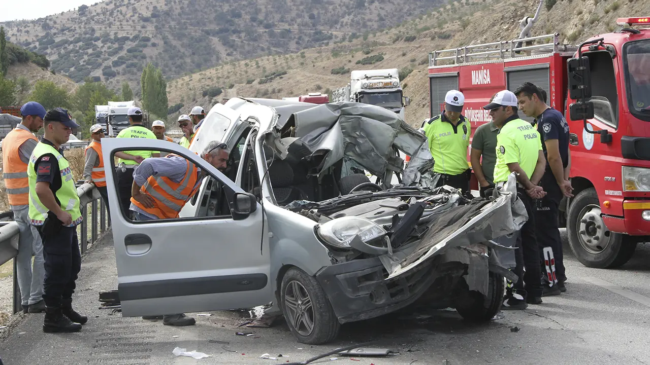 Uşak İzmir Karayolunda TIR'a Saplanan Aracın Sürücüsü Yaşamını Yitirdi