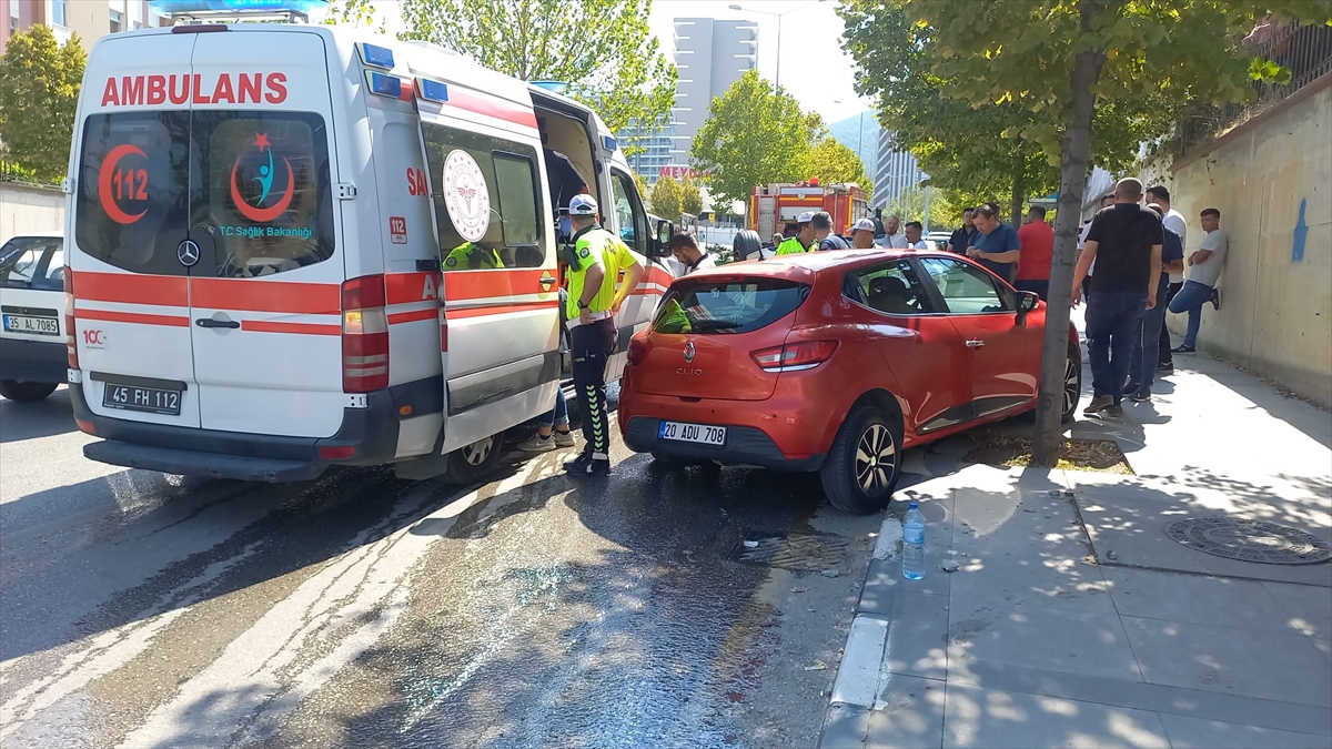 Manisa'da park halindeki araca çarpan otomobil takla attı