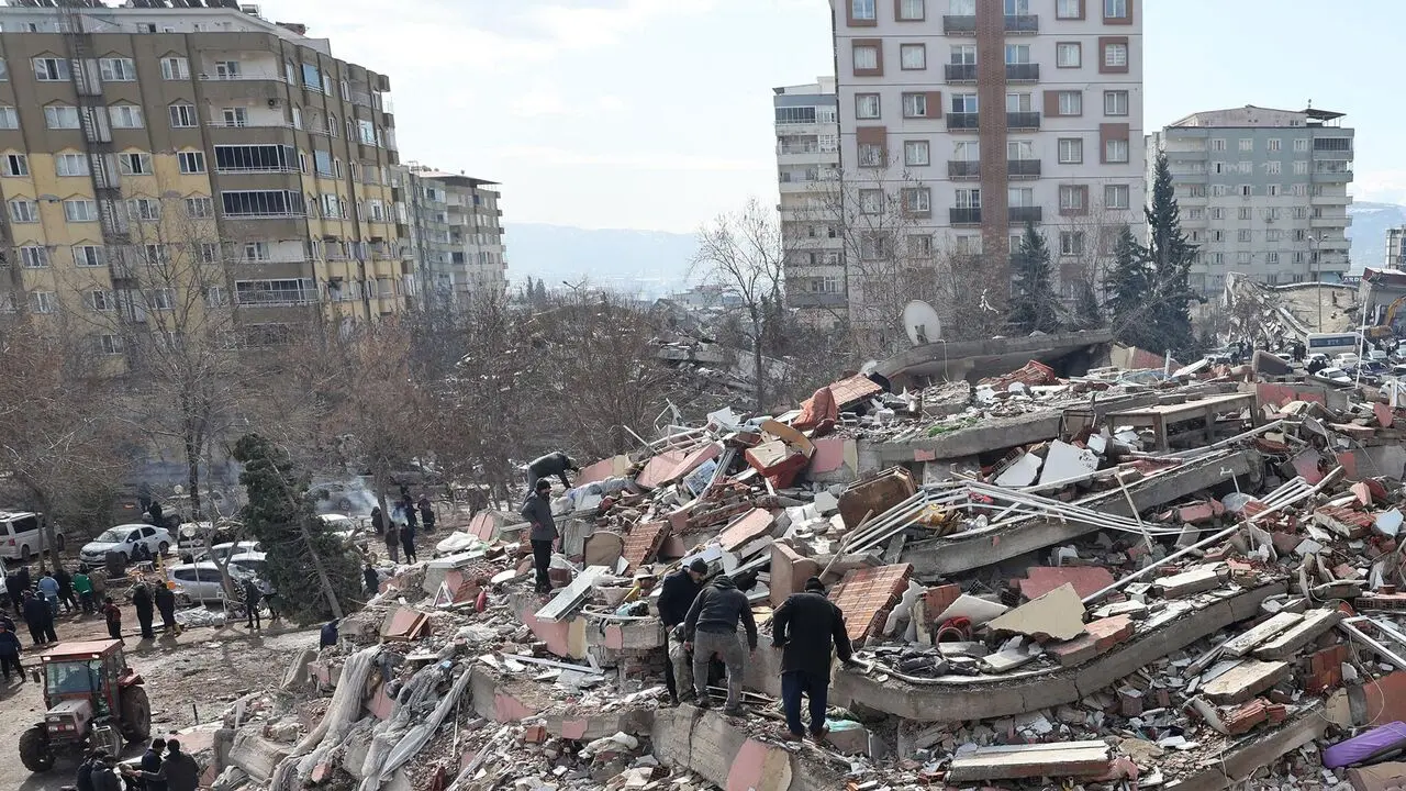İzmir depreminde yıkılan Rıza Bey Apartmanı davasına devam edildi
