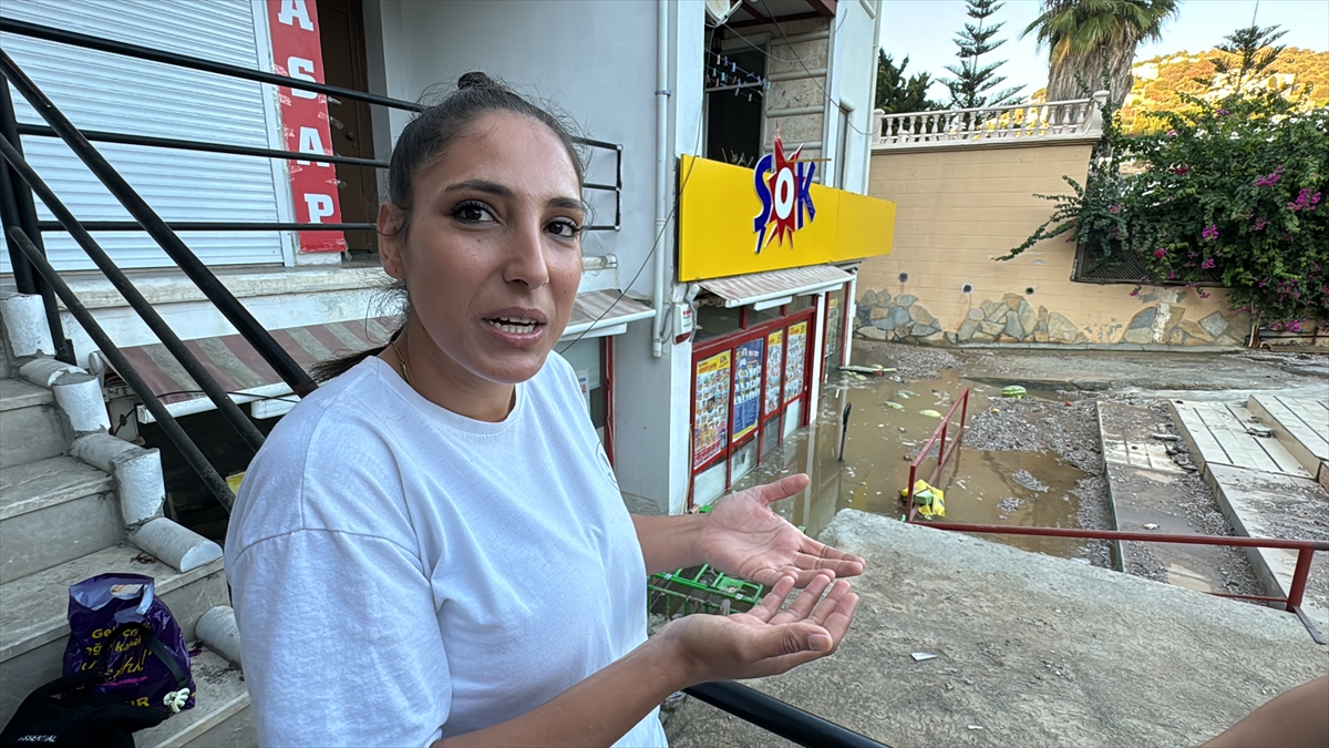 Bodrum'da isale hattının patlaması sonucu bir marketi su bastı