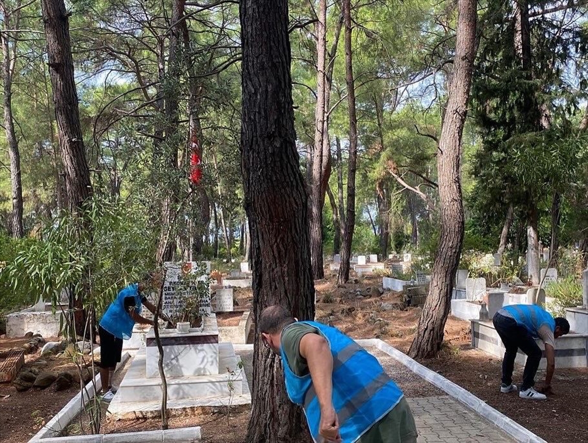 Muğla'da hükümlüler şehit mezarının temizliğini yaptı