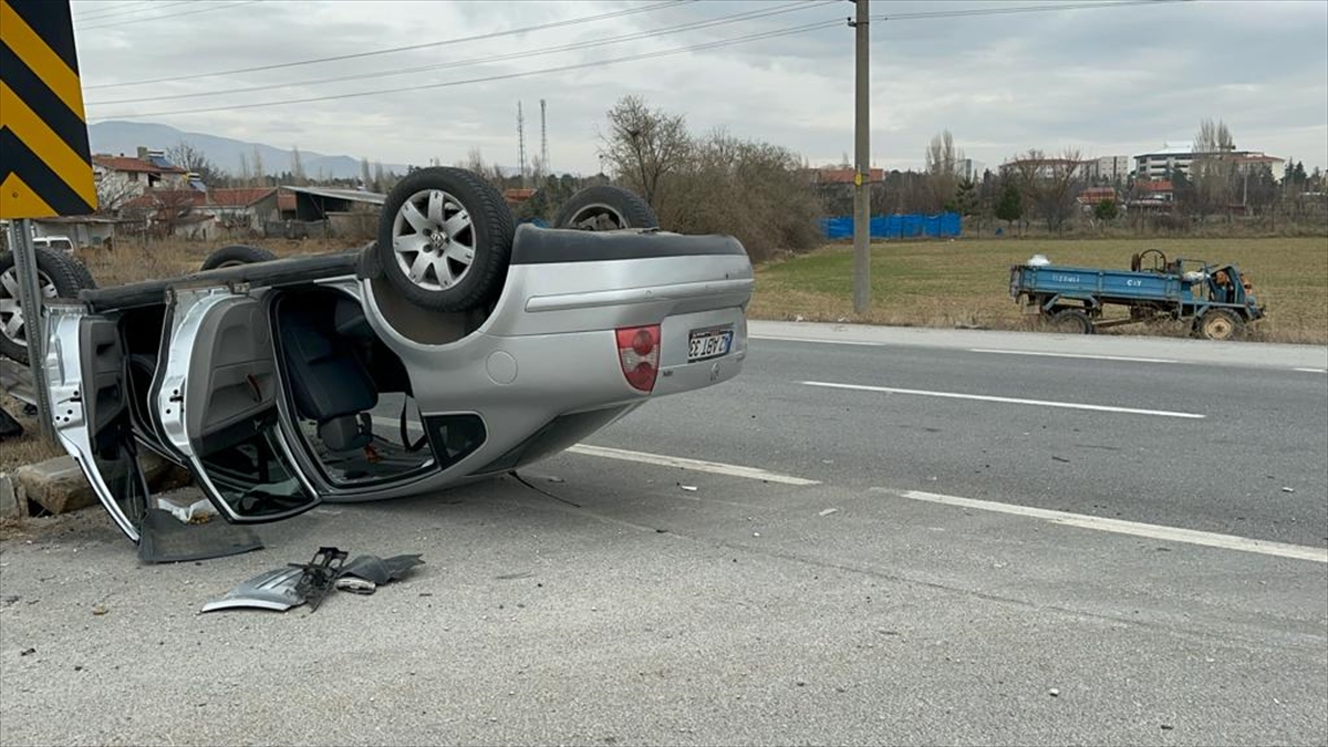 Afyonkarahisar'da iki otomobilin çarpıştığı kazada 7 kişi yaralandı