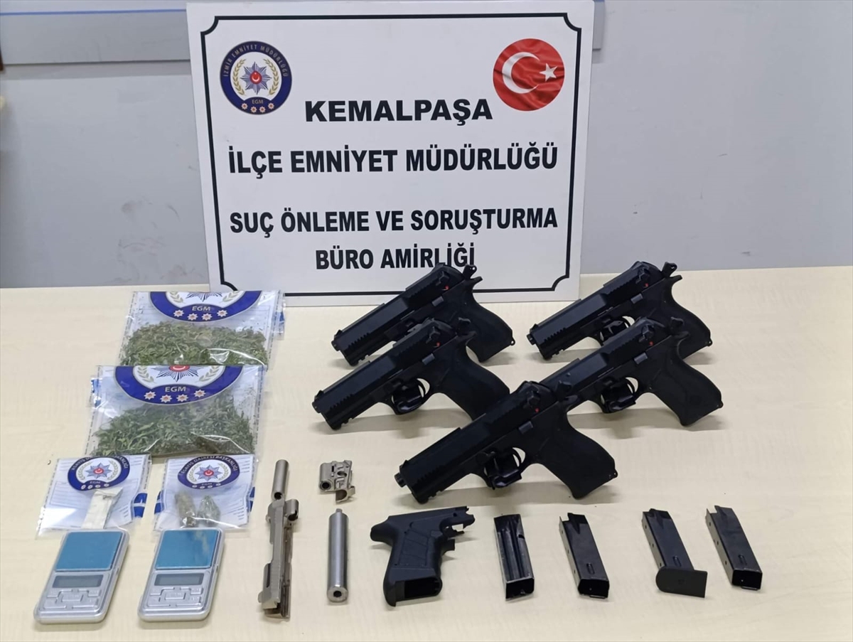 Kemalpaşa'da durdurulan araçta 5 ruhsatsız tabanca yakalandı