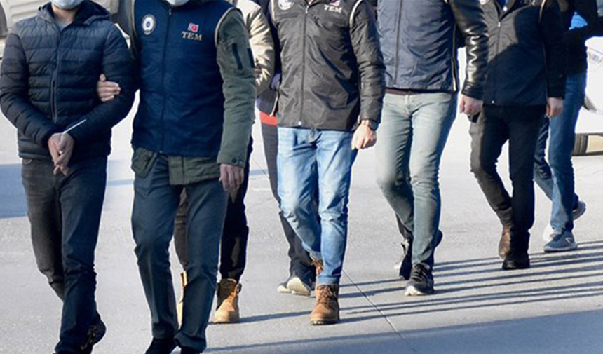 İzmir'de suç örgütüne yönelik operasyonda yakalanan 5 kişi tutuklandı