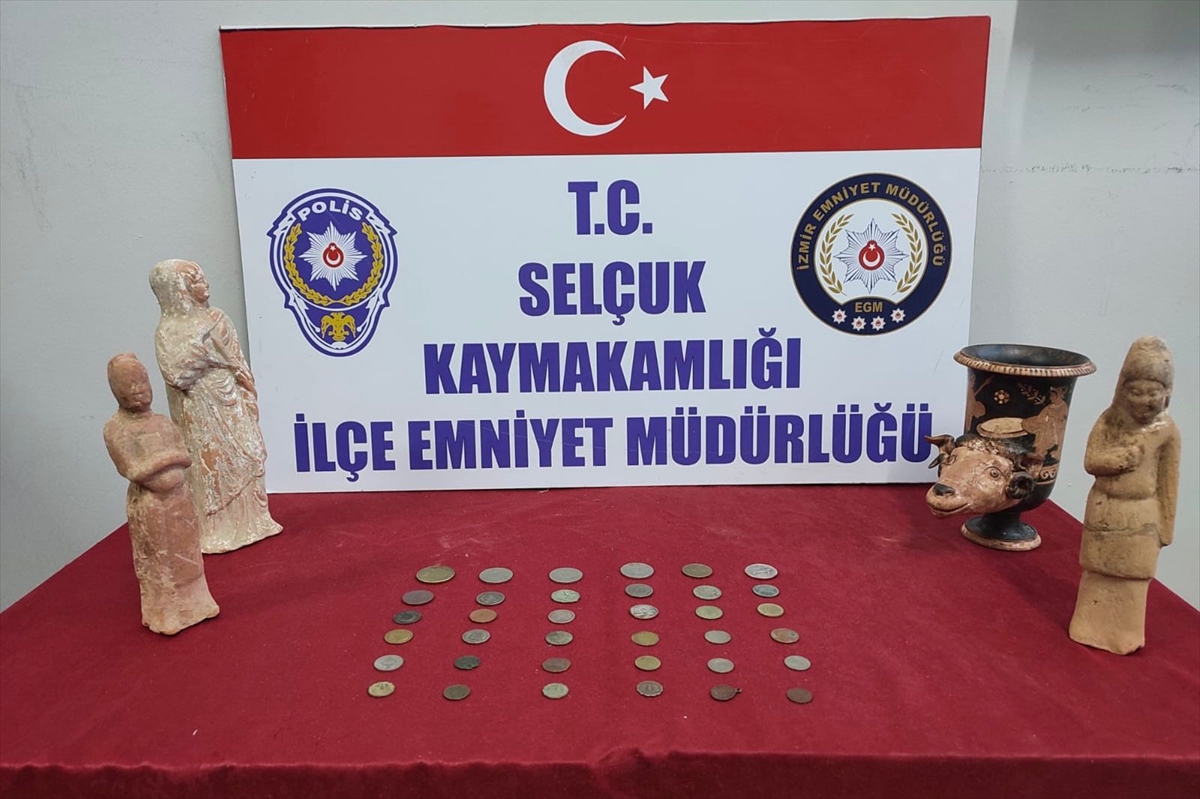 İzmir'de bir otomobilde tarihi eser ve sikkeler ele geçirildi