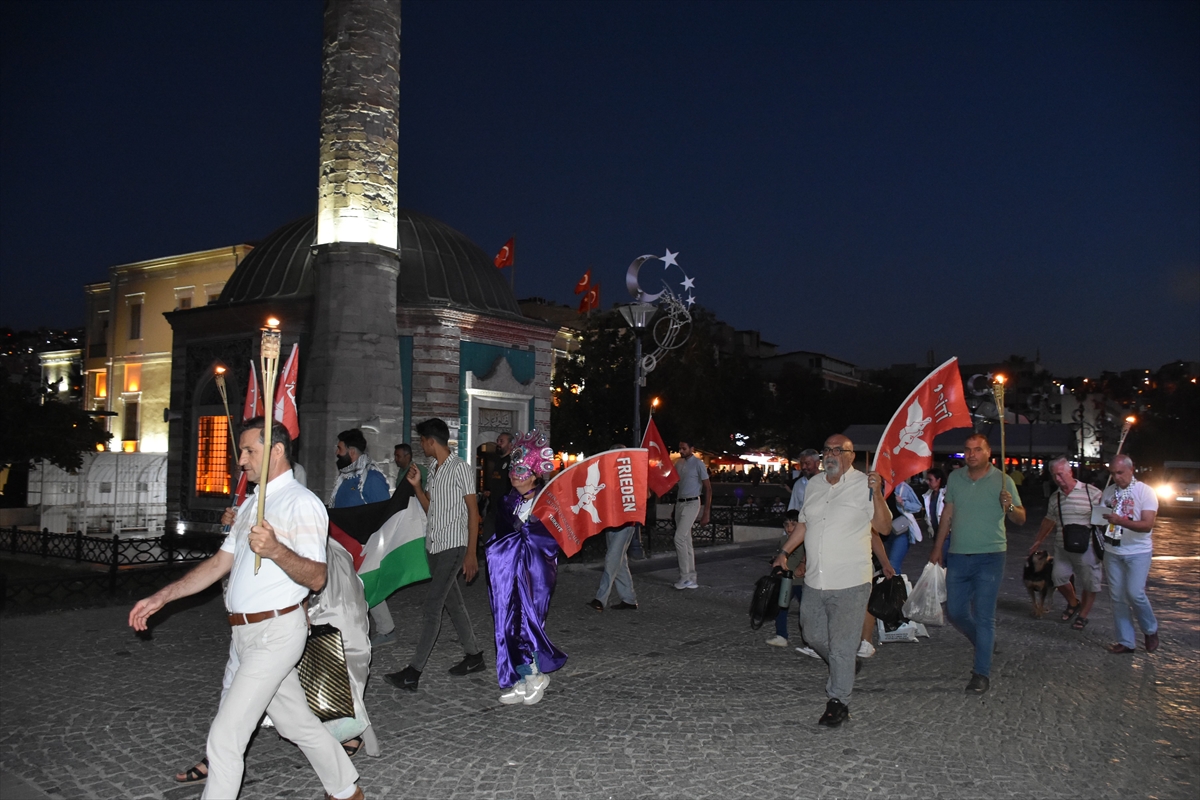 İzmir'de sanatçılar Filistin'e destek için yürüdü