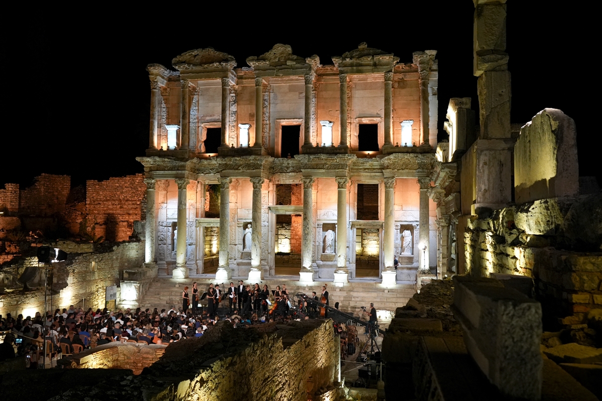 Gece Müzeciliği konserlerinin ilki, Efes Antik Kenti'nde düzenlendi