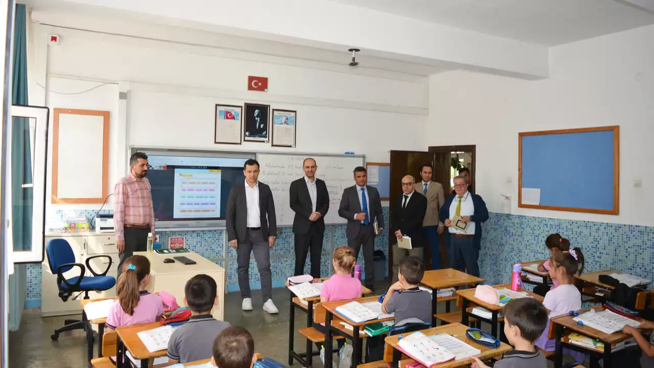 Karahallı Kaymakamı Kırgıl, Okul Ziyaretlerine Devam Ediyor