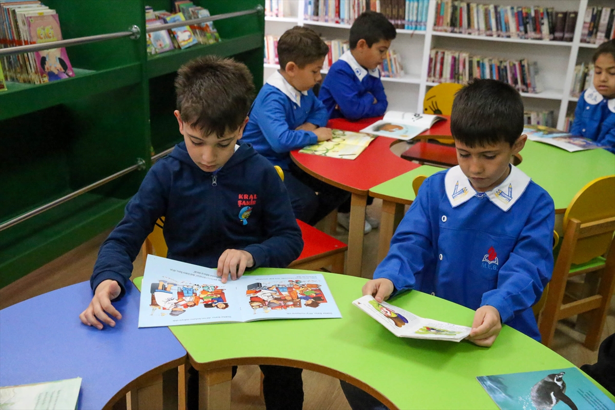Mahallesine kurduğu kütüphaneyle çocuklara kitap okumayı aşılıyor