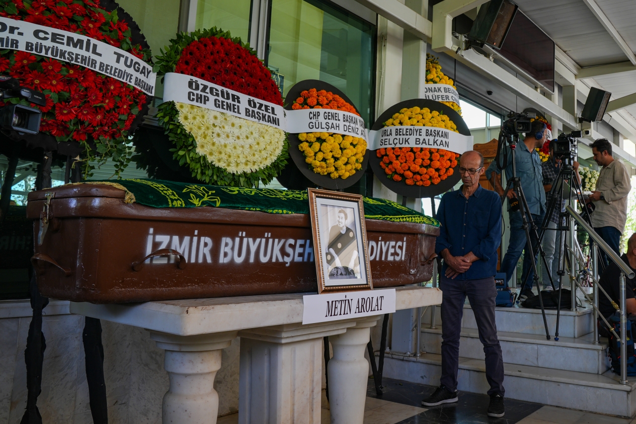 Şarkıcı Metin Arolat, İzmir'de son yolculuğuna uğurlandı