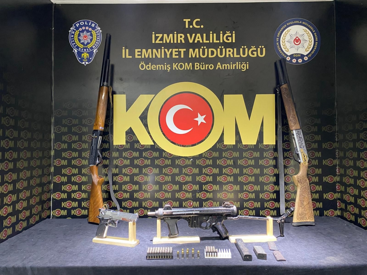 İzmir'de yasa dışı silah ticareti iddiasıyla 2 şüpheli yakalandı