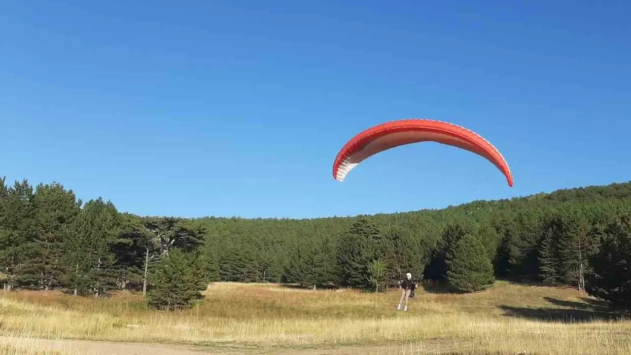 Fethiye'de 86 ve 81 yaşında iki Hollandalı turist yamaç paraşütü yaptı