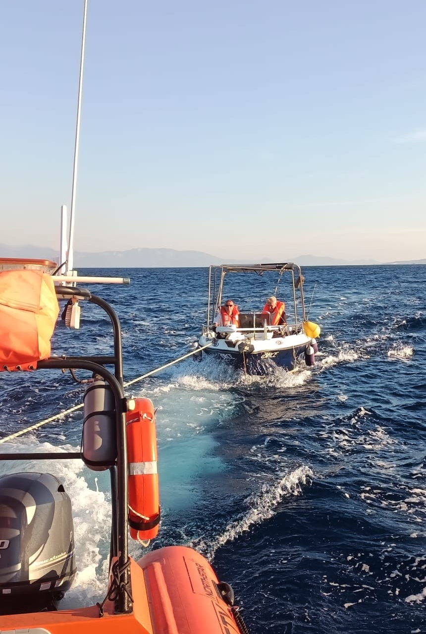 Bodrum açıklarında sürüklenen teknedeki 2 kişi kurtarıldı