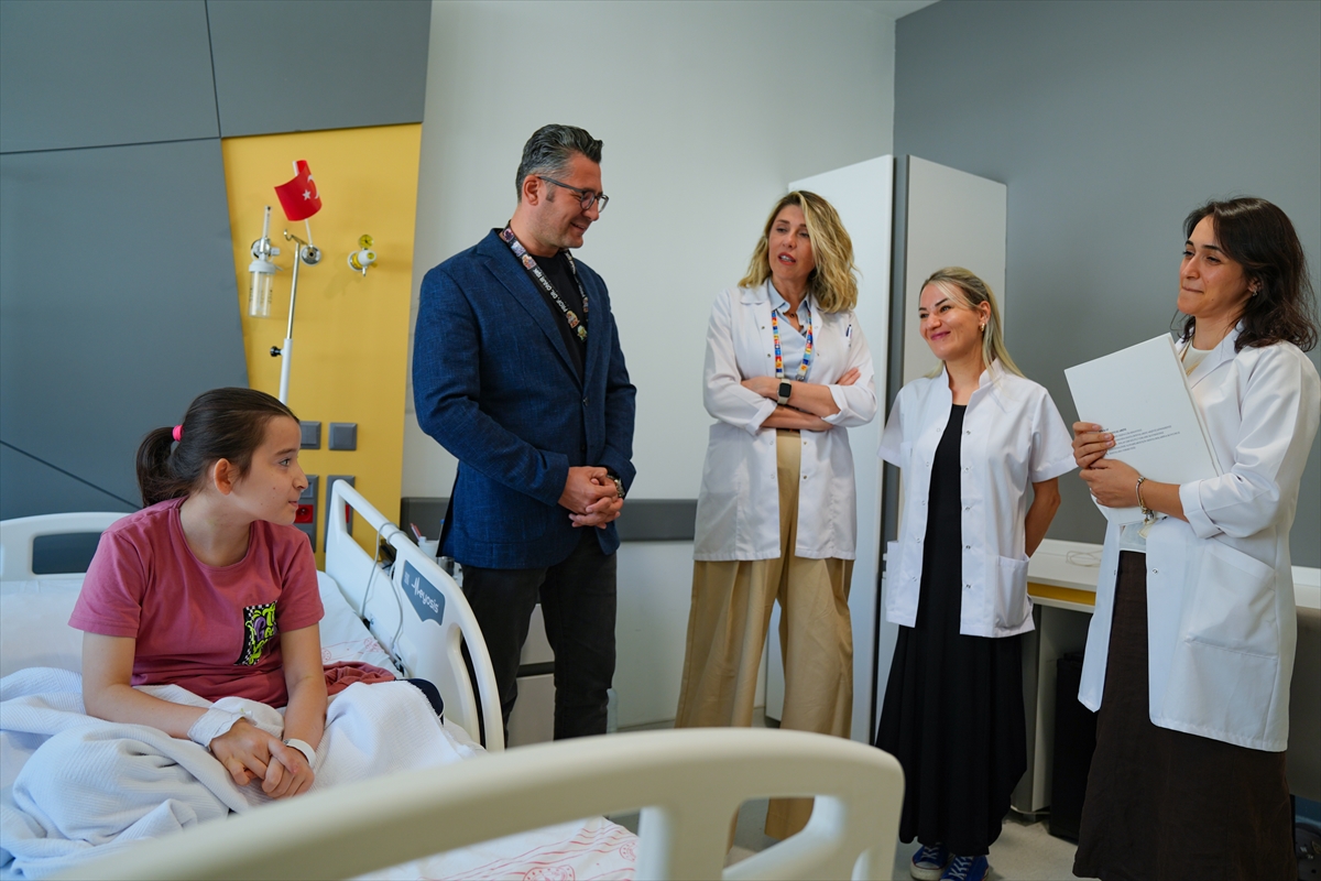 İzmir'de 12 yaşındaki Ayşe'nin kalbindeki 10 santimlik kitle ameliyatla çıkarıldı