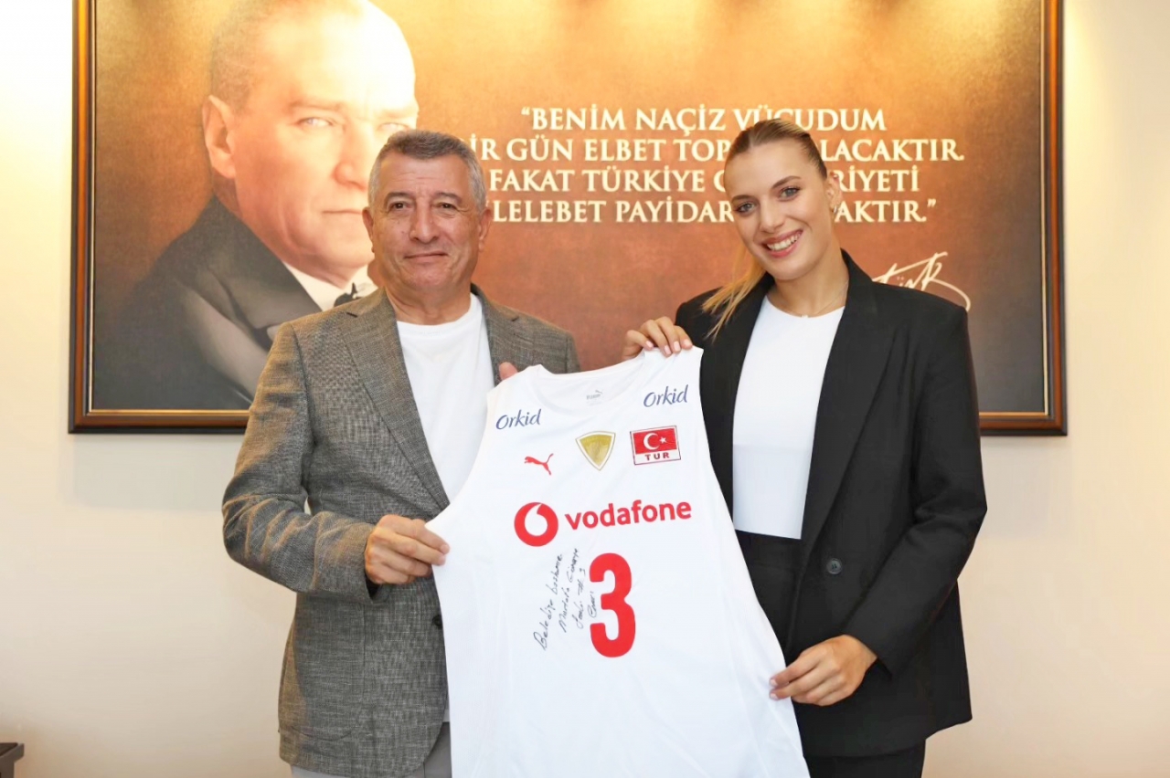 Milli voleybolcu Cansu Özbay'dan Güzelbahçe Belediye Başkanı Günay'a ziyaret
