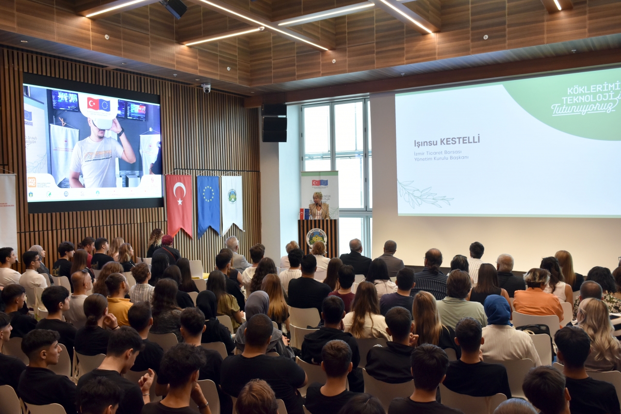 İzmir'de kadın ve genç çiftçilere tarım teknolojileri eğitimi verildi