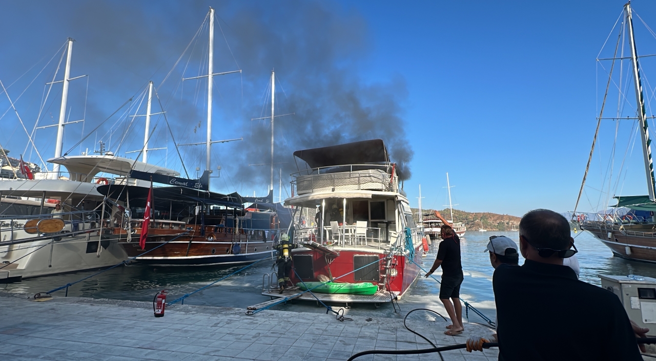 Fethiye'de teknede çıkan yangın hasara neden oldu
