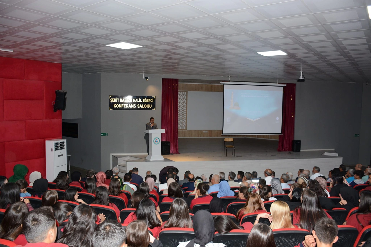 Uşak Eşme’de Mevlid-i Nebevi Konferansı düzenlendi