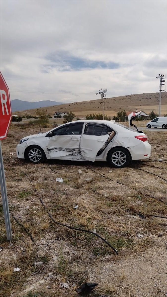 Afyonkarahisar'da iki otomobilin çarpıştığı kazada 5 kişi yaralandı