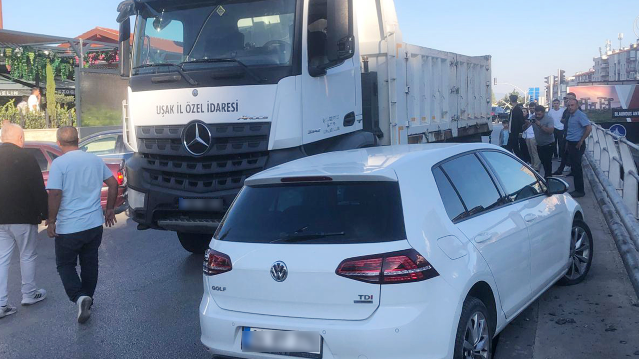 Uşak İl Özel İdaresine Ait Kamyon, Otomobil İle Çarpıştı
