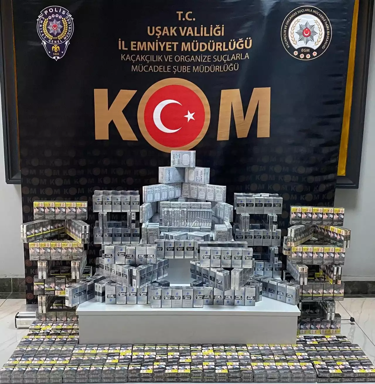 Uşak'ta 396 sikke ile kaçak sigara ve cep telefonu ele geçirildi