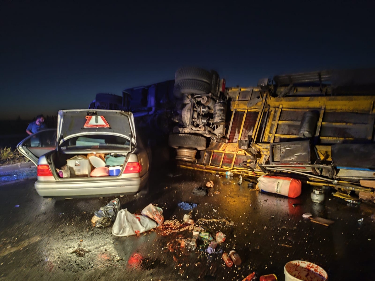 Afyonkarahisar'da devrilen tıra çarpan otomobildeki 1 kişi öldü, 3 kişi yaralandı