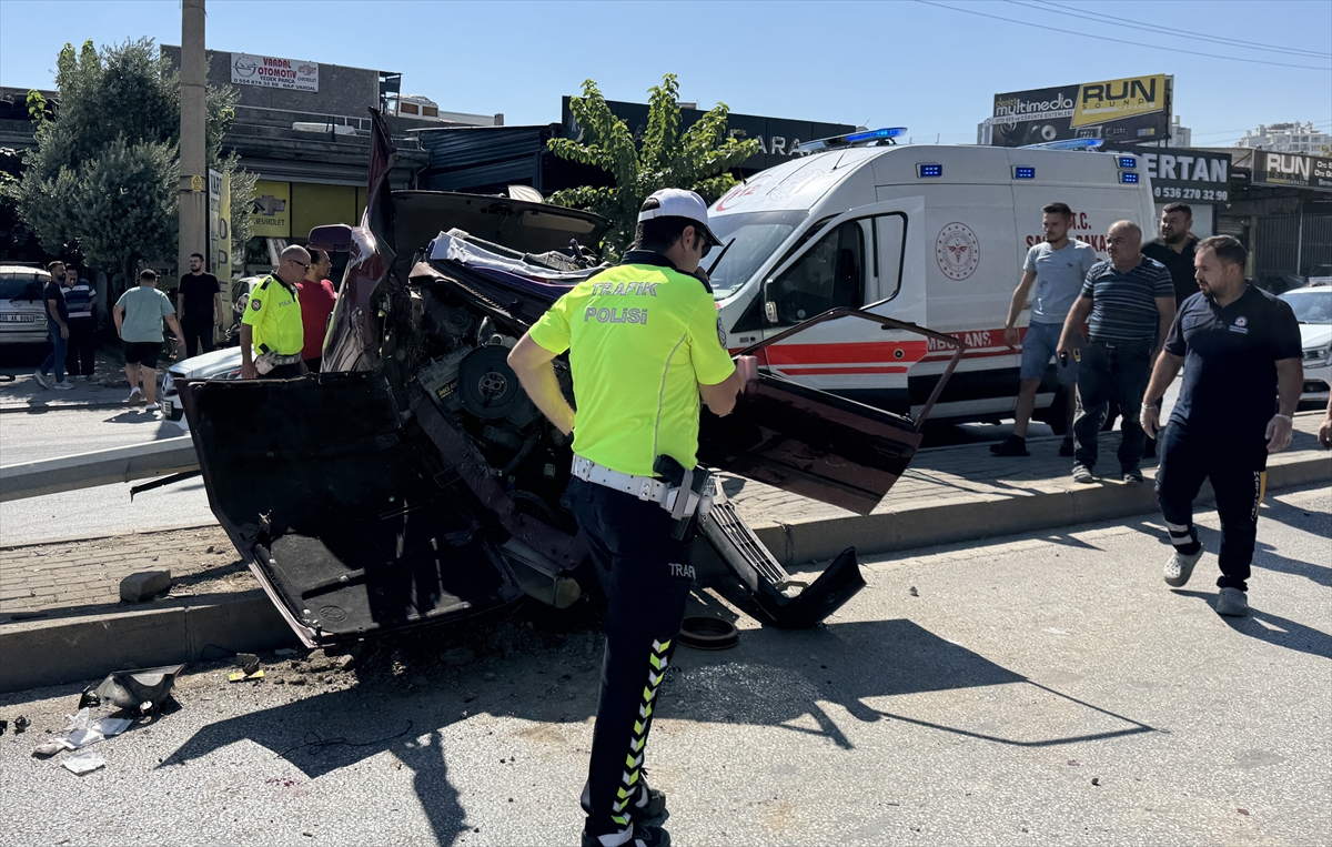 Denizli'de aydınlatma direğine çarpan otomobildeki sürücü yaralandı