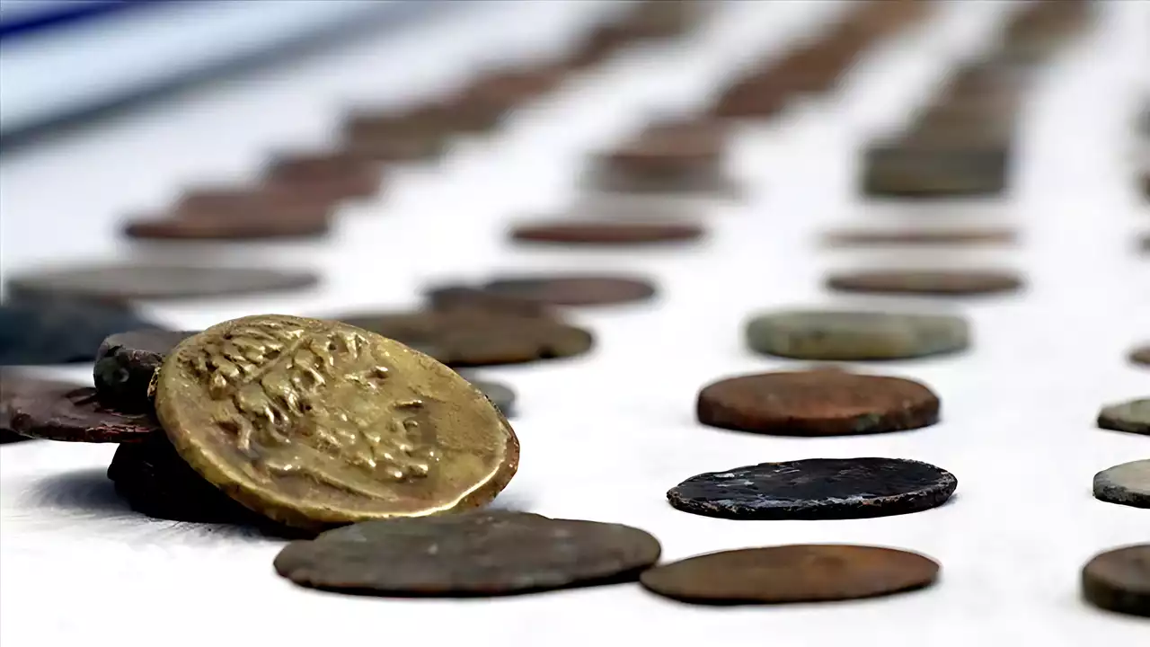 Afyonkarahisar'da otomobilde 12 sikke ele geçirildi