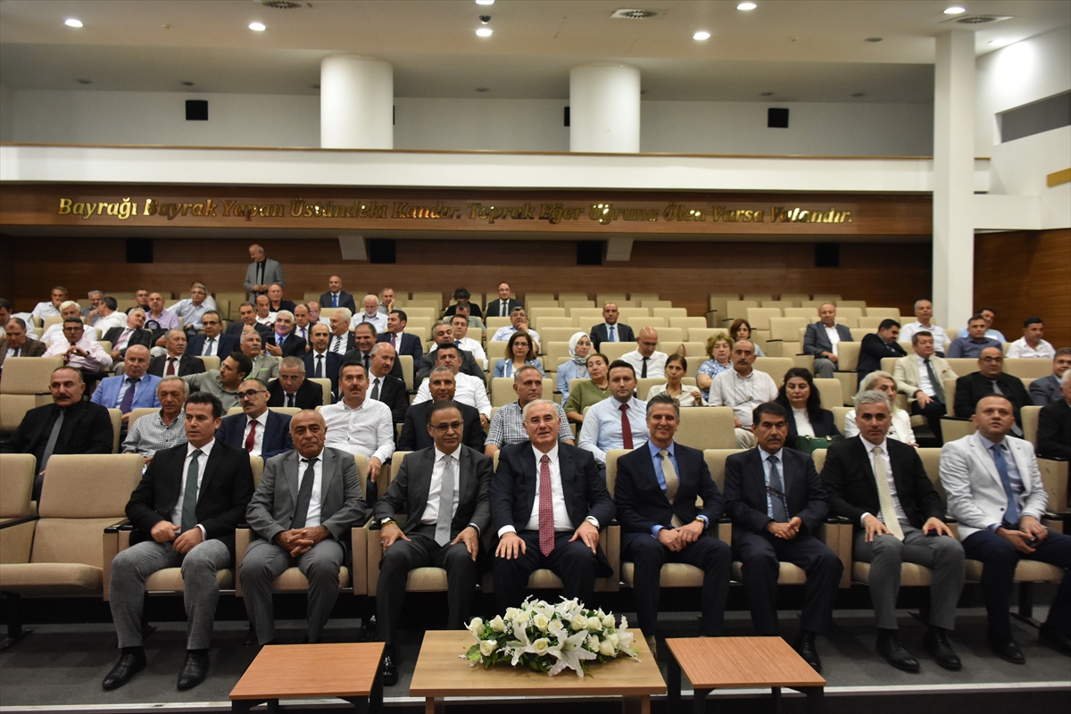 Yargıtay Onursal Başkanı Akarca, İzmir'de eğitimcilere konferans verdi