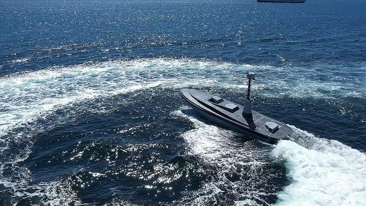 Muğla açıklarında sürüklenen teknedeki 2 kişi kurtarıldı