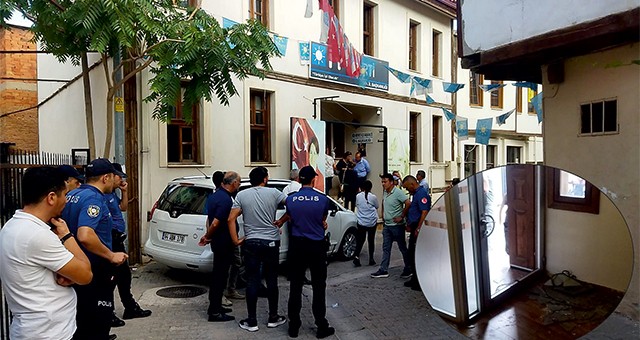 İYİ PARTİ UŞAK İL BİNASINDA ARBEDE YAŞANDI, KAPI VE PENCERE CAMLARI KIRILDI