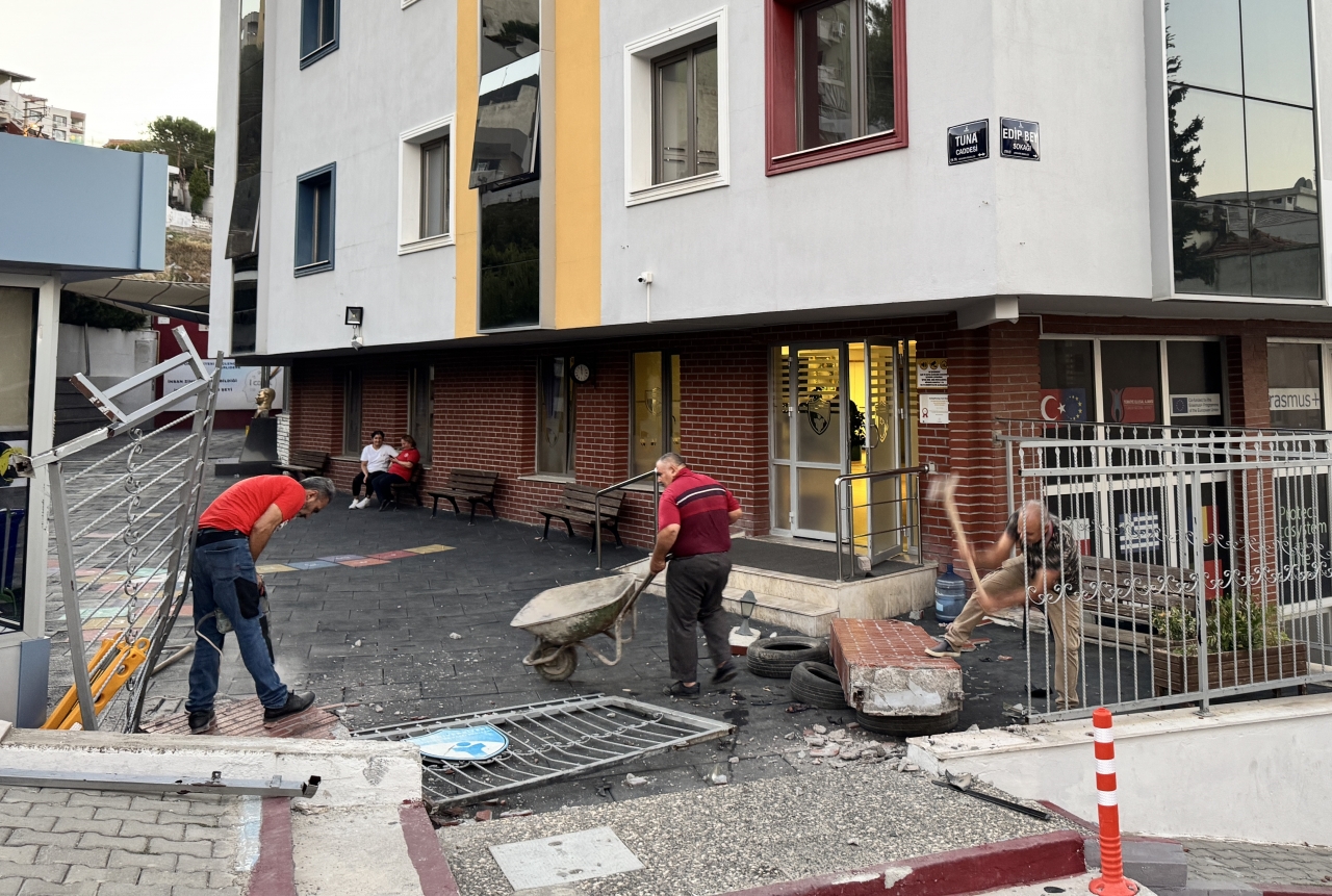 İzmir'de otomobil okul bahçesine girdi: 3 yaralı