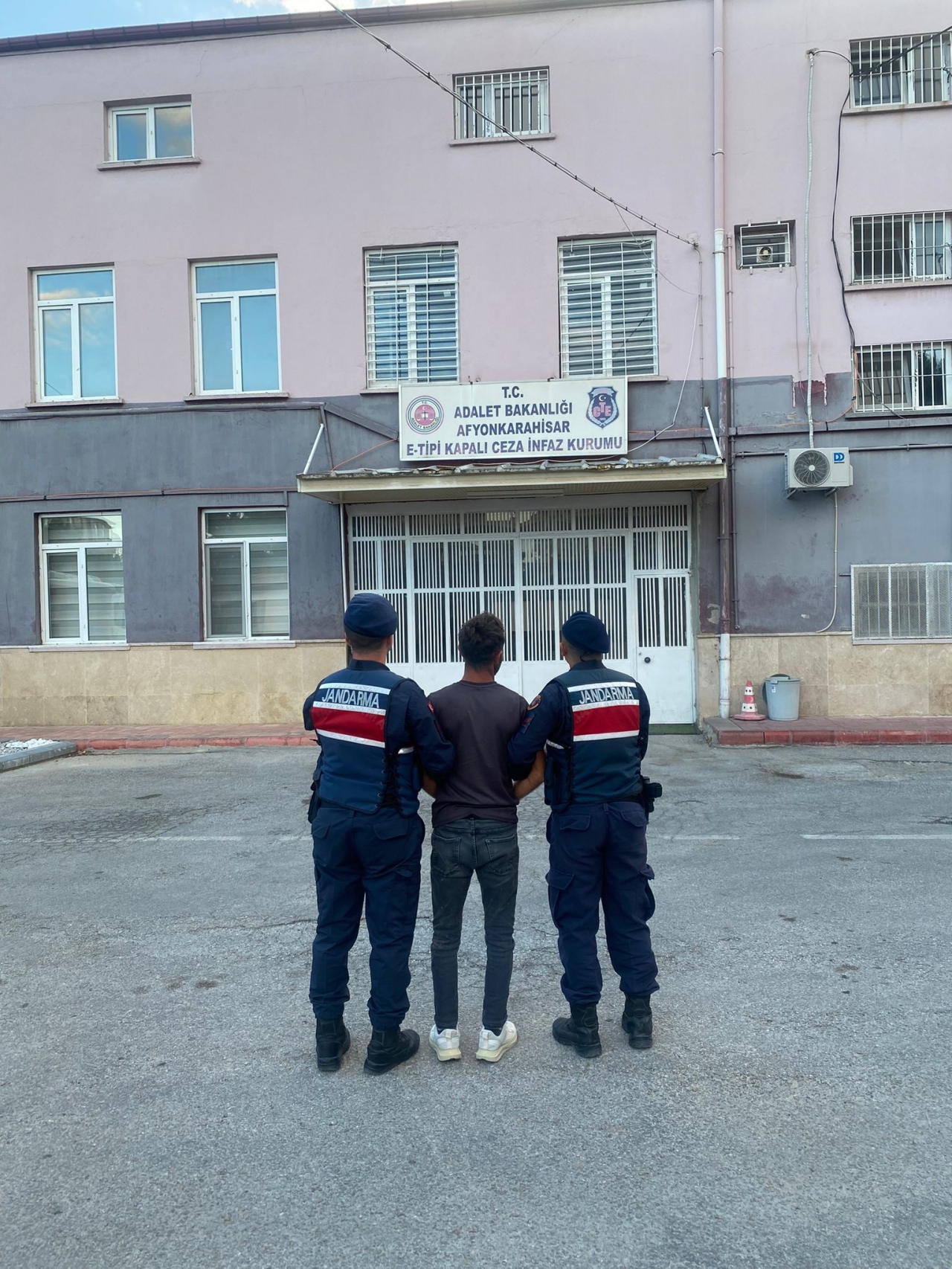 Afyonkarahisar'da 14 yıl hapis cezası bulunan firari hükümlü yakalandı