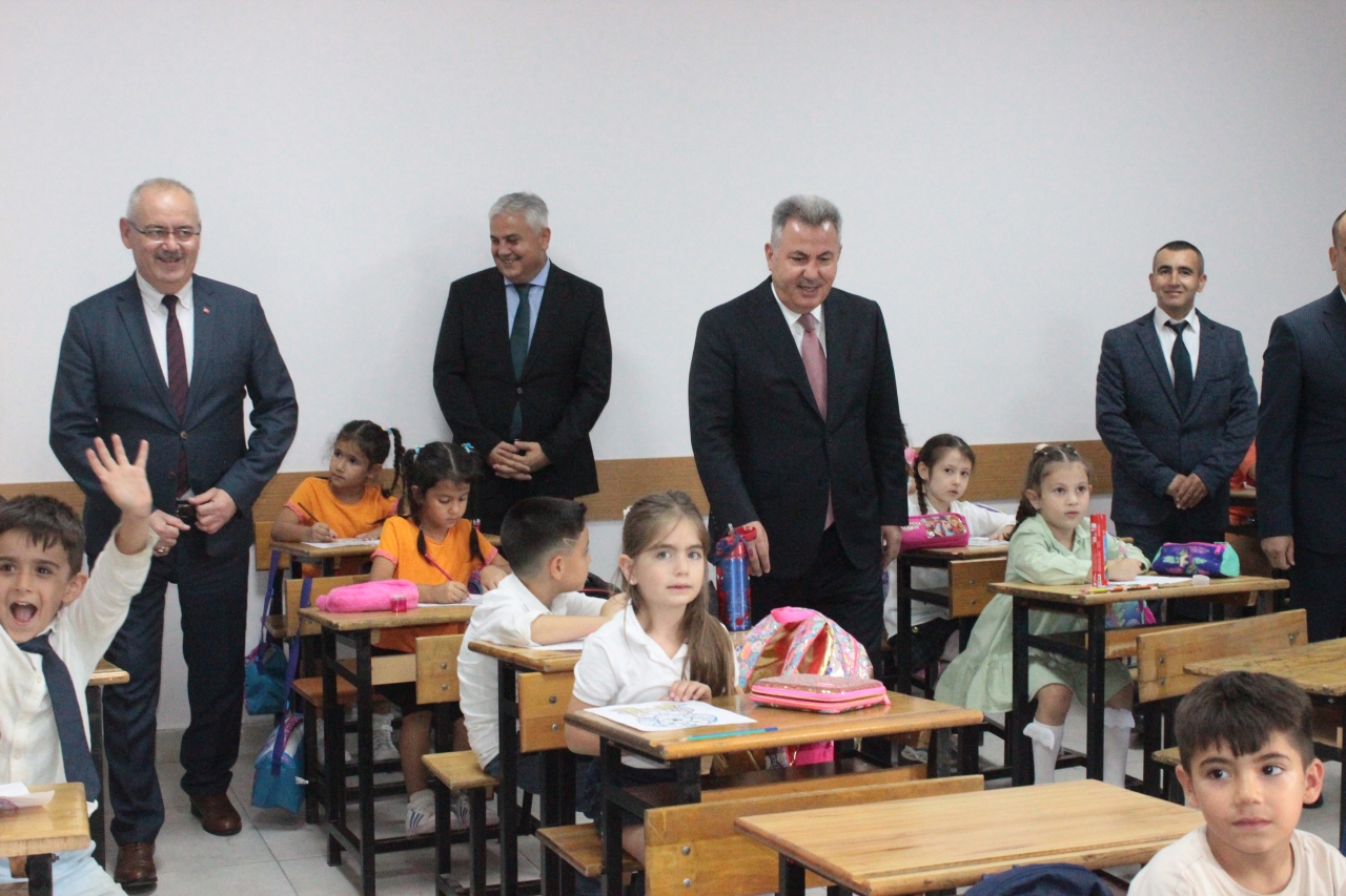 İzmir Valisi Süleyman Elban, Ödemiş'te sempozyuma katıldı