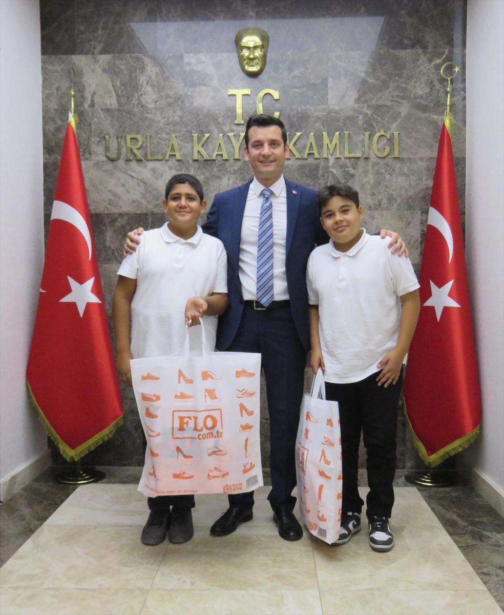 Urlalı 2 öğrenci içi dolu çantayı sahibine ulaştırdı