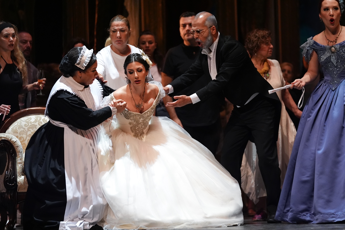 İzmir Devlet Opera ve Balesi "La Traviata" operasıyla seyirciyi selamlayacak