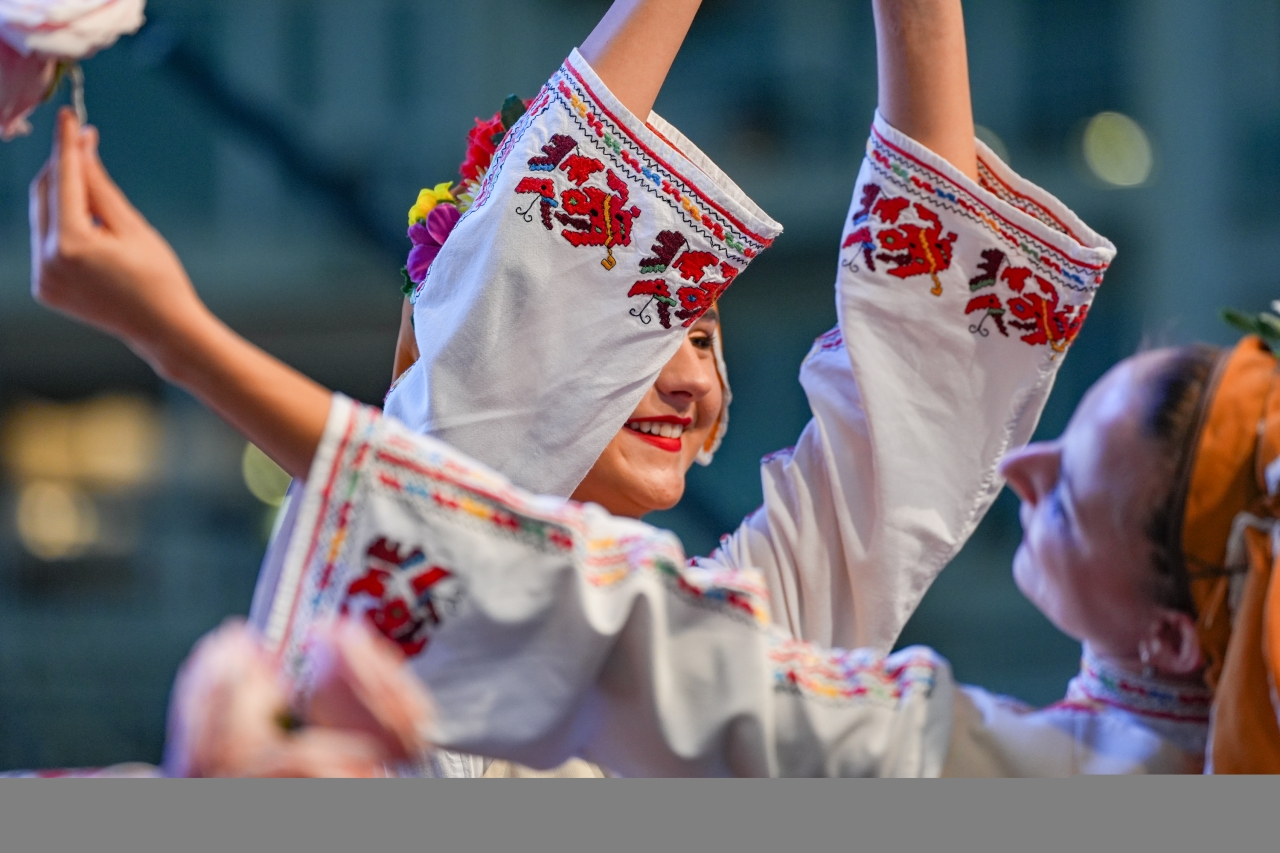 Uluslararası Balkanlılar Halk Dansları Festivali İzmir'de başladı