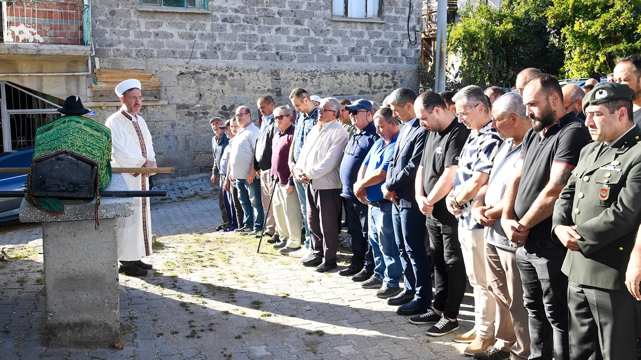 Uşak Valisi Aktaş, Şehid Babası Yaşar Cengiz'in Cenazesine Katıldı
