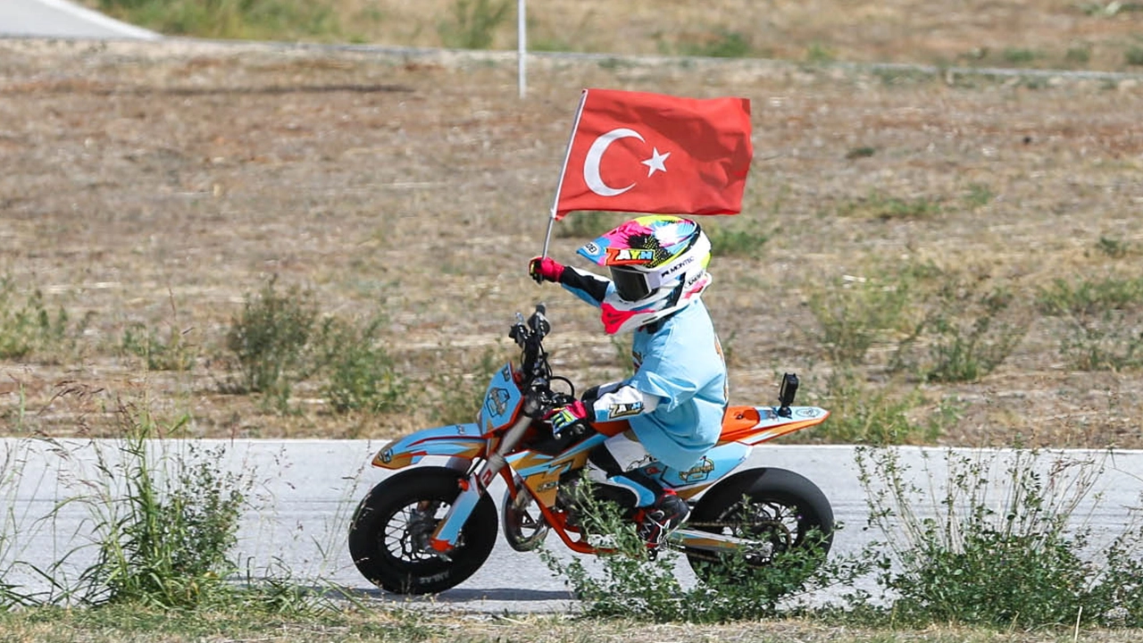Süpermoto Şampiyonası Final Yarışları Uşak'ta Nefes Kesti