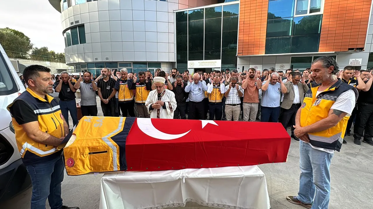 İzmir'de kazada ölen ambulans şoförü için tören düzenlendi