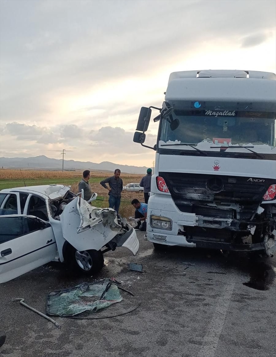 Afyon'daki trafik kazasında ölen 3 kişi Eskişehir'de son yolculuklarına uğurlandı