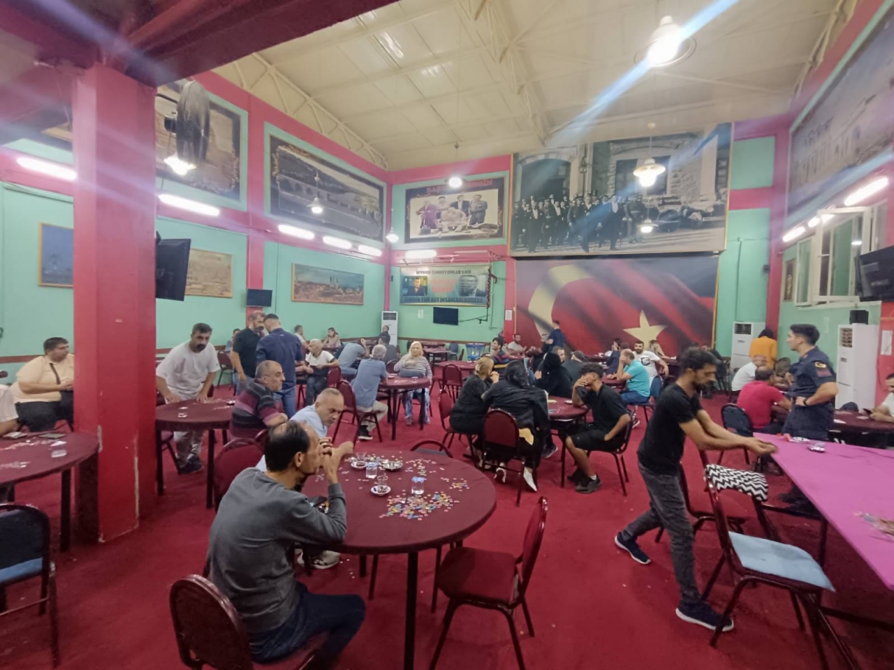 İzmir'de kumar oynarken yakalanan 58 kişiye para cezası